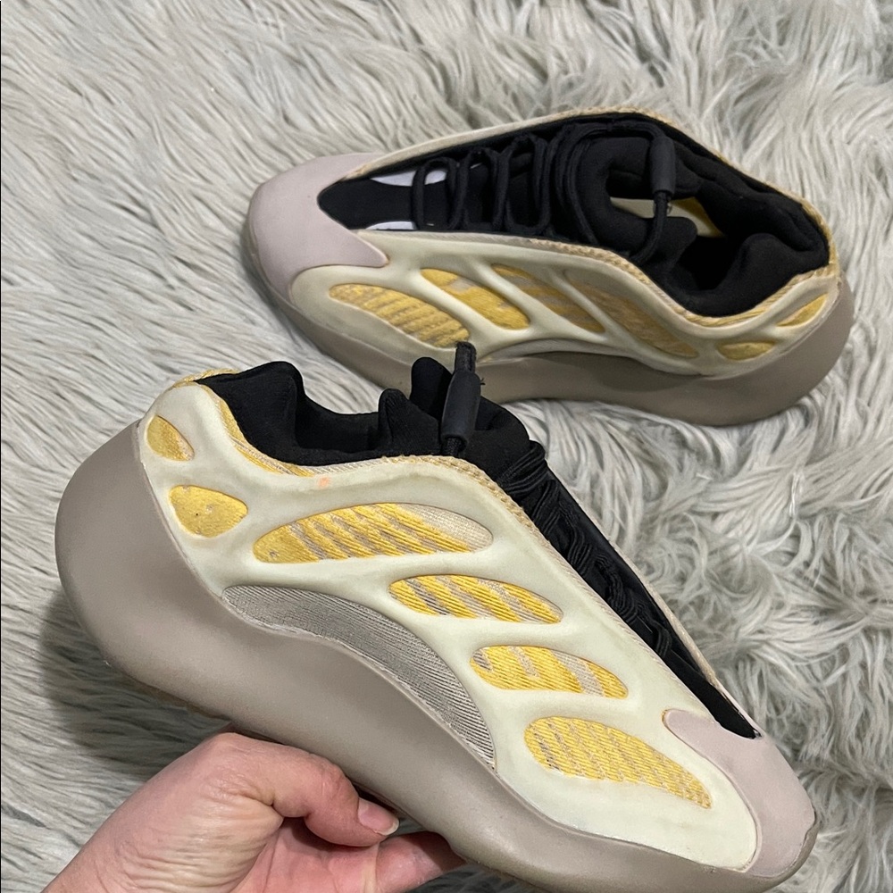 Yeezy adidas 700